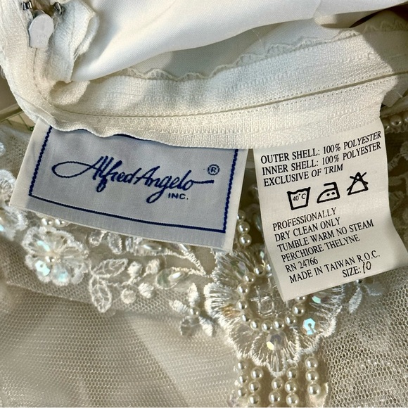 Vintage Alfred Angelo Victorian Style Wedding Dress - Model 9615 - Picture 5 of 8